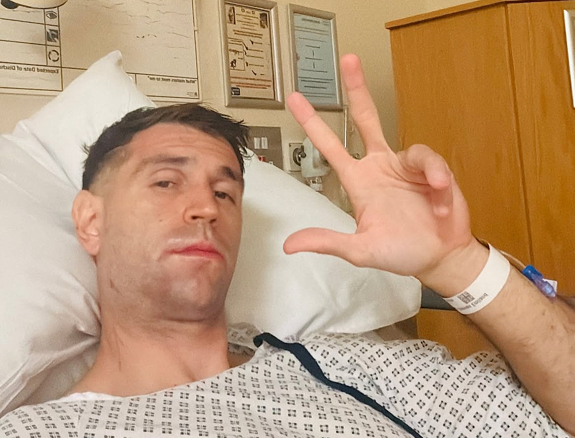 El Dibu Martínez se recupera tras ser operado de la mandíbula: “En unas semanas volvemos”